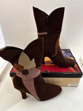 Predictions Brown Suede Leaf Appliqué Boots – Vintage Y2K – Size 8 US – NIB